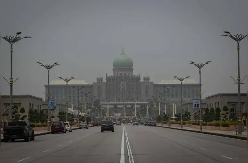 Depan Kantor Perdana Menteri Malaysia di Putrajaya, Kabut asap akibat kebakaran hutan dan lahan di Indonesia telah menyelimuti sebagian wilayah Malaysia selama berminggu-minggu