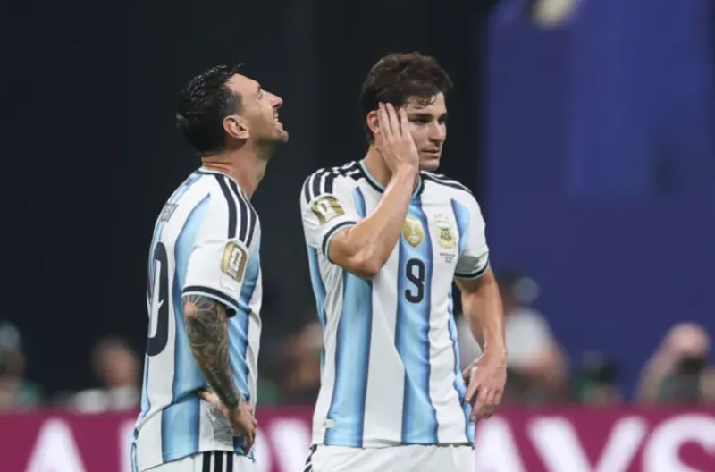 VAR, Messi, dan Gol Menit 90+2! Argentina Lolos Lewat Laga Paling Dramatis dan Kontroversi
