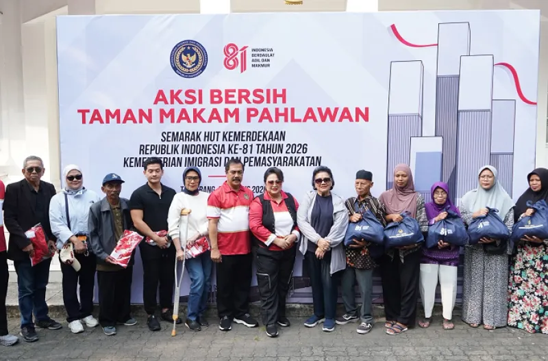 Memperingati Hari Ulang Tahun (HUT) ke-81 Kemerdekaan Republik Indonesia, Kementerian Imigrasi dan Pemasyarakatan (Kemenimipas) menggelar "Aksi Bersih Taman Makam Pahlawan (TMP)" yang dipusatkan di TMP Taruna, Kota Tangerang, Banten, pada Minggu (9/8)