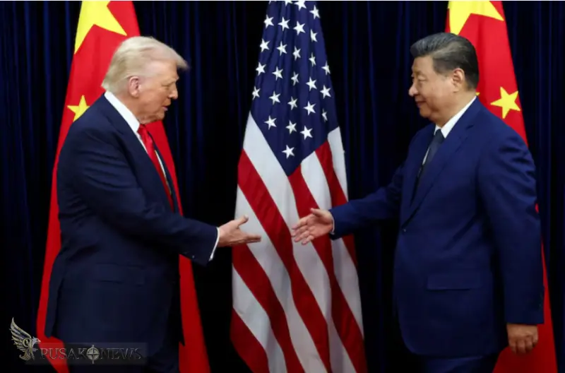 Presiden AS Donald Trump berjabat tangan dengan Presiden Tiongkok Xi Jinping.
©PusakoNews.com/red