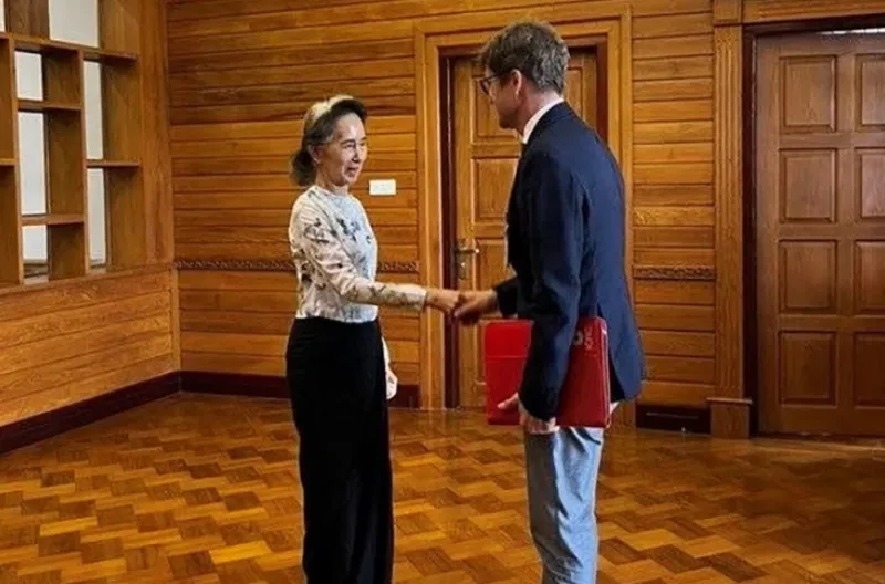 Mantan pemimpin Myanmar yang ditahan, Aung San Suu Kyi, berjabat tangan dengan Perwakilan Tetap Myanmar dan Kepala Delegasi untuk Komite Internasional Palang Merah (ICRC), Arnaude de Baecque, di Naypyidaw, Myanmar, pada 3 Agustus 2026.
