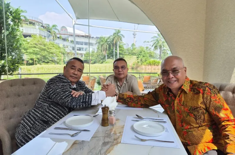 Wakil Ketua DPR RI sekaligus Ketua Harian Partai Gerindra, Sufmi Dasco Ahmad, memfasilitasi pertemuan antara pengacara Hotman Paris Hutapea dan Ketua Umum Persatuan Wartawan Indonesia (PWI), Akhmad Munir. Instagram @sufmi_dasco
