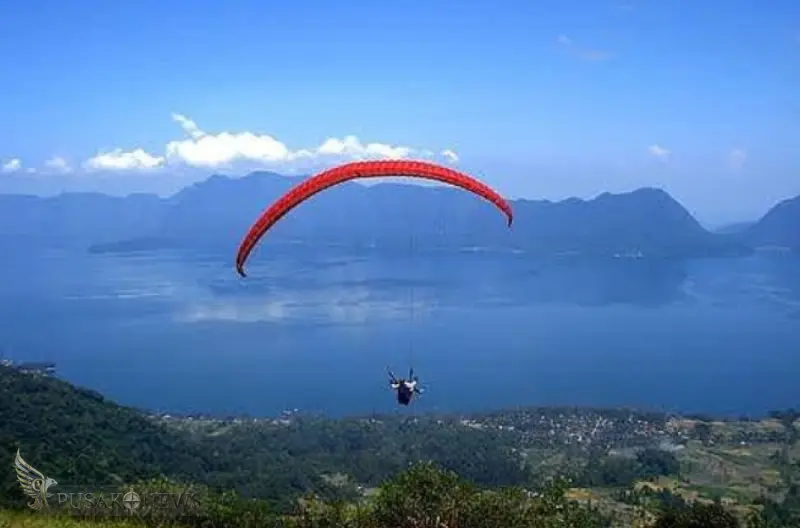 ...menikmati panorama spektakuler Danau Maninjau sambil merasakan adrenalin terbang tandem bersama instruktur profesional