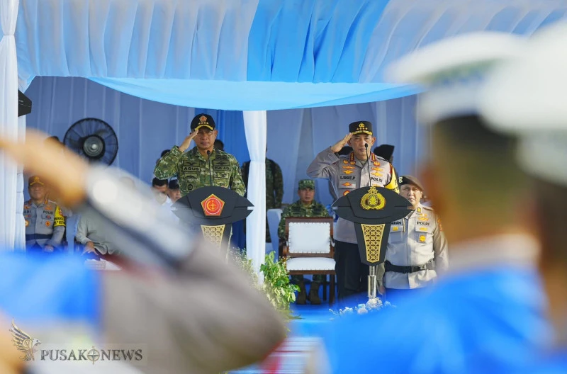 Panglima TNI dan Kapolri Pimpin Apel Gelar Pasukan Operasi Ketupat 2026 di Monas
©PusakoNews.com/red