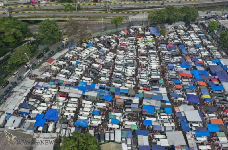 Pasar Tasik Cideng, Jakarta Pusat. Pasar yang berlokasi di tanah lapang di kawasan Gambir ini merupakan salah satu lokasi yang menjadi persengketaan dengan KAI.