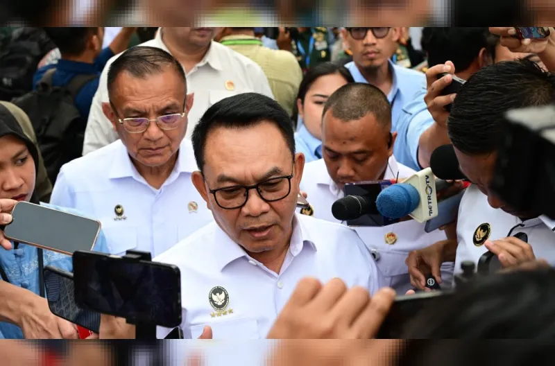 Menteri Koordinator Bidang Politik dan Keamanan, Dudung Abdurachman menyampaikan keterangannya usai mengikuti acara taklimat oleh Presiden Prabowo Subianto di Kompleks Istana Kepresidenan Jakarta, pada Rabu, 7 Oktober 2026.
