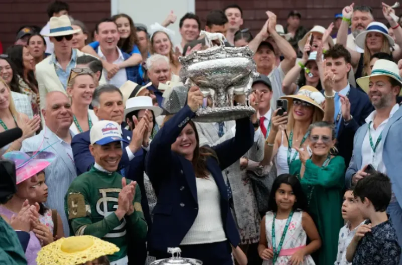DeVaux dan Ortiz mengangkat trofi setelah memenangkan babak terakhir Triple Crown.