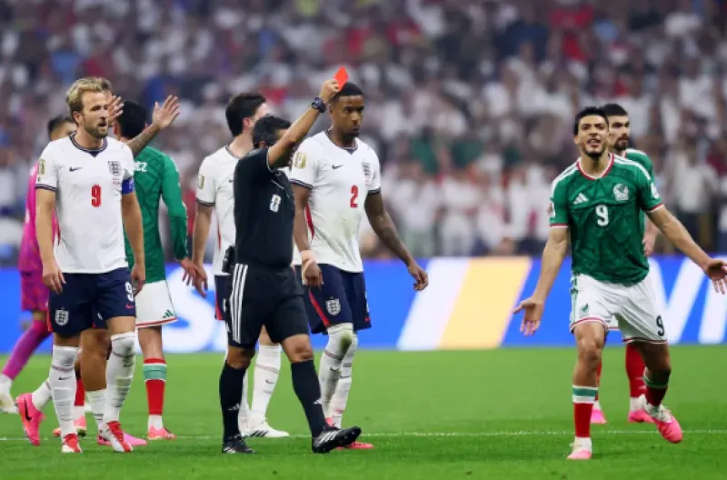 Jarell Quansah dari Inggris diberi kartu merah oleh wasit Alireza Faghani setelah tinjauan VAR