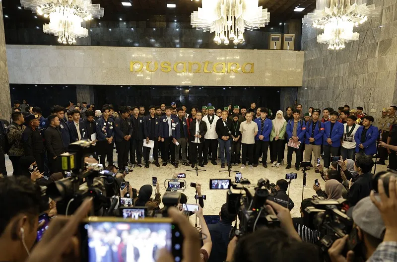 Wakil Ketua DPR (Korpolkam) Sufmi Dasco Ahmad didampingi Wakil Ketua DPR (Korinbang) Saan mustopa serta beberapa anggota DPR, saat menerima perwakilan para mahasiswa yang berunjuk rasa di Kompleks Parlemen, Jakarta, Jumat (19/6/2026)