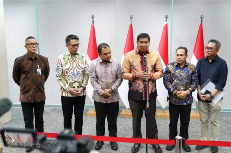 Menteri Perumahan dan Kawasan Permukiman (PKP) Maruarar Sirait usai rapat bersama Danantara Indonesia, BP BUMN, Kementerian ATR/BPN, dan PT Kereta Api Indonesia (KAI) di Wisma Danantara, Jakarta Selatan, Jumat (17/4/2026)