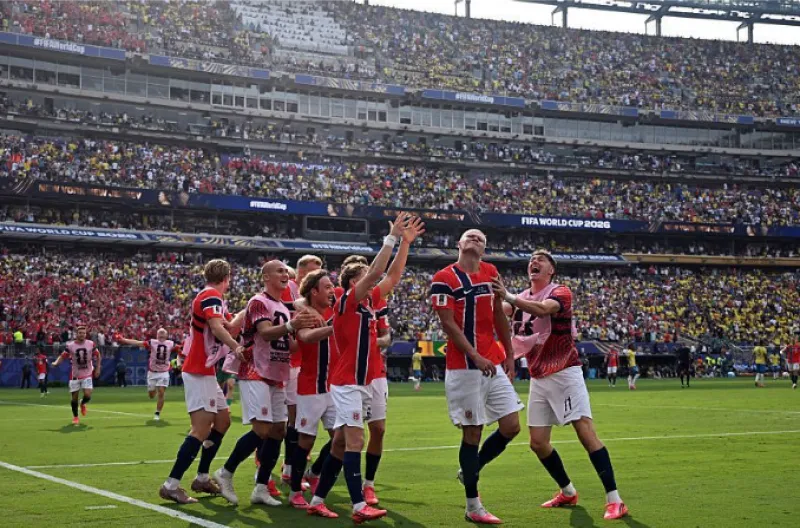 Para pemain Norwegia merayakan setelah Haaland mencetak gol melawan Brasil di babak 16 besar Piala Dunia