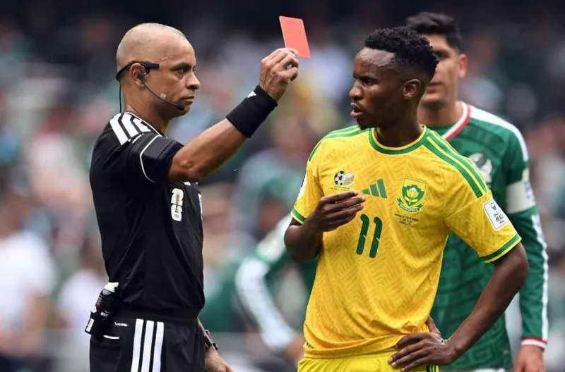Tiga kartu merah dalam pertandingan Meksiko vs. Afrika Selatan adalah rekor untuk pertandingan pembukaan Piala Dunia.
