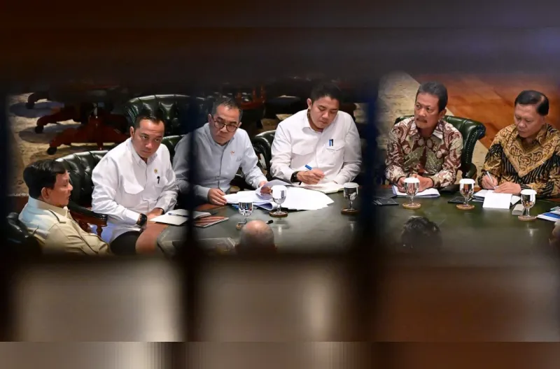 Presiden Prabowo Subianto menerima Menteri Kelautan dan Perikanan Sakti Wahyu Trenggono serta Wakil Menteri Kelautan dan Perikanan Didit Herdiawan Ashaf di kediamannya di Hambalang, Kabupaten Bogor, Provinsi Jawa Barat pada Jumat, 9 Oktober 2026.