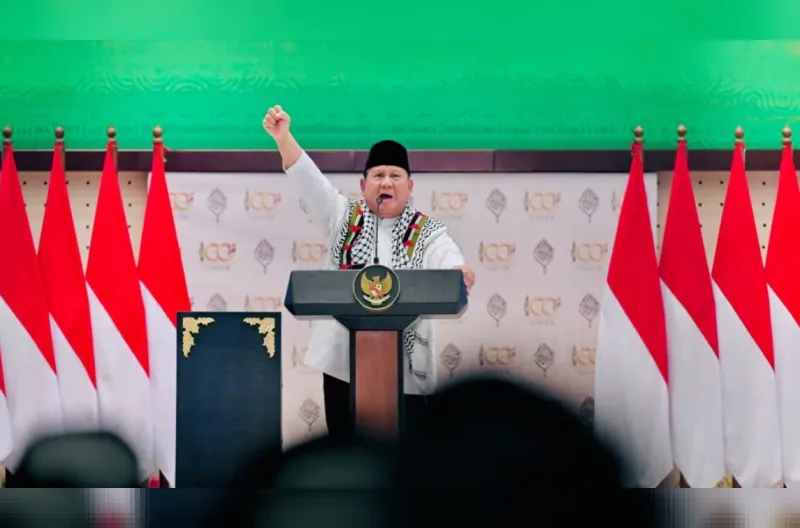 Presiden Prabowo Subianto memberikan sambutannya saat menghadiri Resepsi Kesyukuran 100 Tahun Pondok Modern Darussalam Gontor (PMDG) yang digelar di Balai Pertemuan Pondok Modern (BPPM), Pondok Modern Darussalam Gontor Putra Kampus Pusat, Kabupaten Ponoro