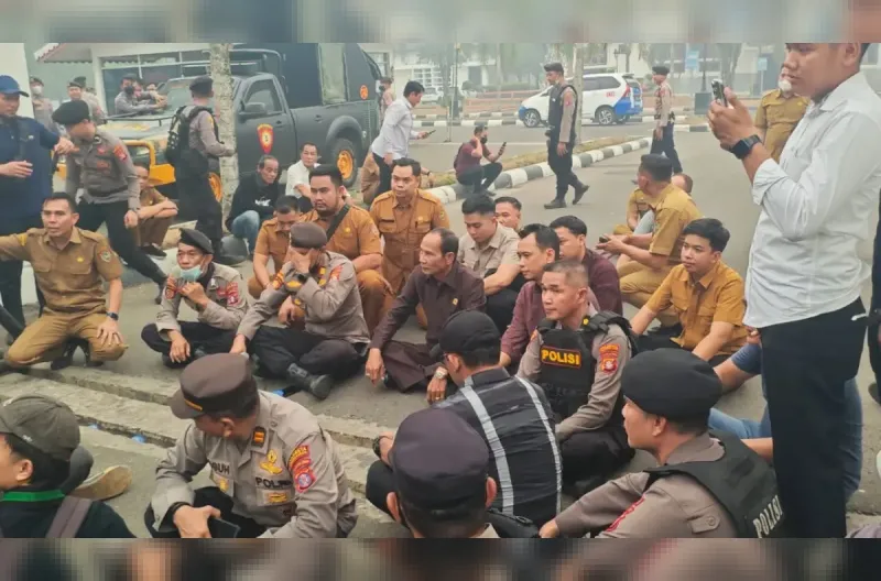 Ketua DPRD Kalteng Arton S Dohong soal status bencana nasional karhutla di hadapan pendemo