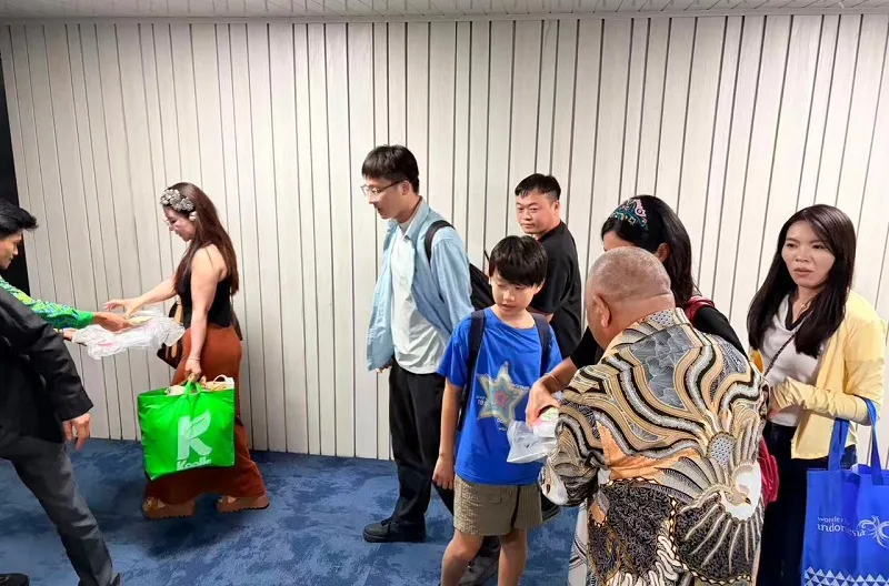 Penerbangan Perdana Spring Airlines Disambut Meriah, Wisatawan Tiongkok Membanjiri Jakarta