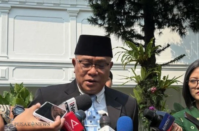 Prabowo Subianto secara resmi melantik Jumhur Hidayat sebagai Menteri Lingkungan Hidup sekaligus Kepala Badan Pengendalian Lingkungan Hidup.