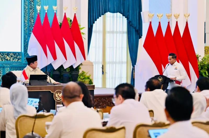 Ketua Umum Kadin Indonesia Anindya Novyan Bakrie menyampaikan laporannya di hadapan Presiden Prabowo Subianto dalam pertemuan dengan jajaran Kamar Dagang dan Industri (Kadin) Indonesia pusat dan daerah serta para pimpinan asosiasi dunia usaha di Istana Ne