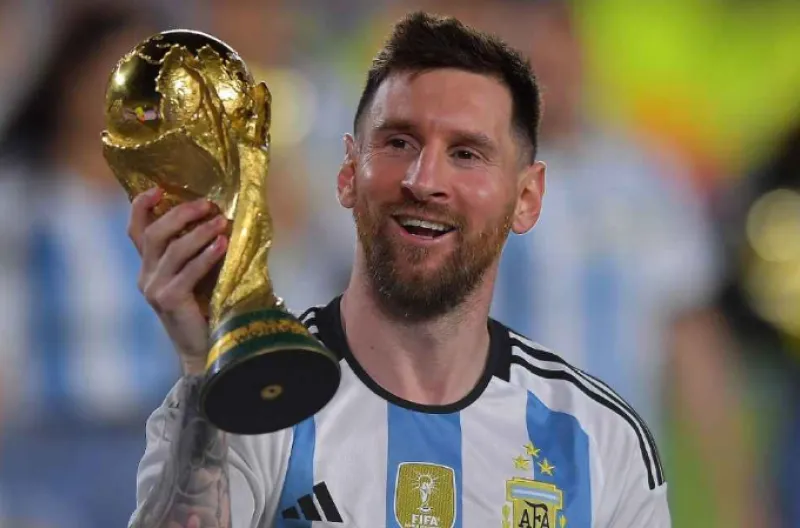 Lionel Messi memimpin Argentina meraih gelar Piala Dunia ketiga mereka di turnamen terakhir di Qatar empat tahun lalu.