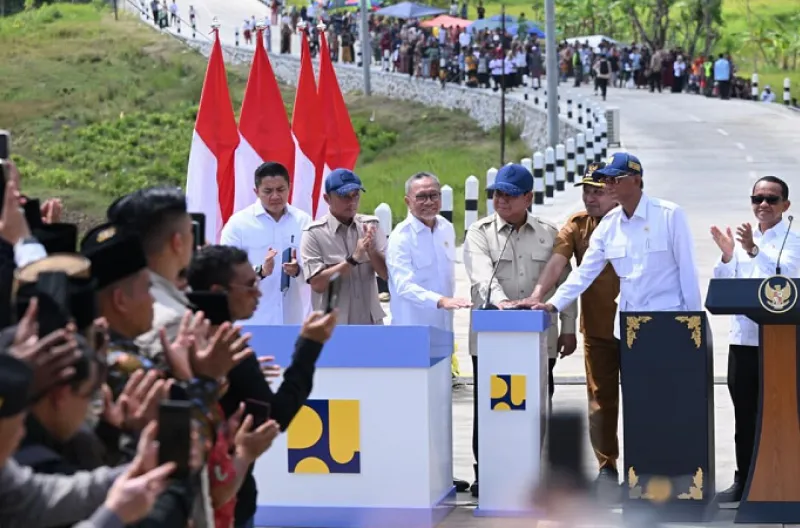 Presiden Prabowo Subianto meresmikan ruas jalan sepanjang 1.151 kilometer yang tersebar di seluruh Indonesia dan menjadi bagian dari pelaksanaan Instruksi Presiden Jalan Daerah (IJD), dalam kunjungan kerja ke Kabupaten Sampang, Provinsi Jawa Timur, pada S