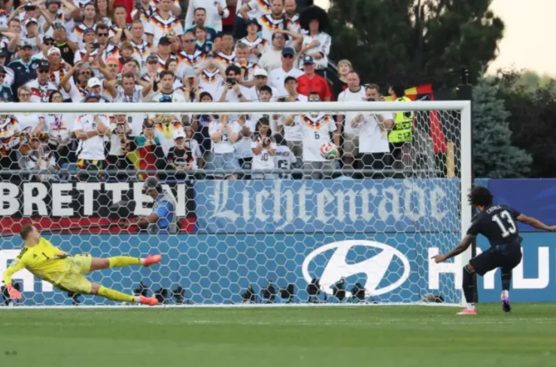 Bek Paraguay Jose Canale mencetak gol melalui tendangan penalti melewati kiper Jerman Manuel Neuer untuk memenangkan adu penalti