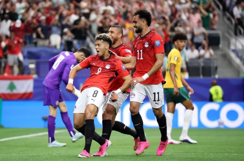 Emam Ashour merayakan gol bersama timnya