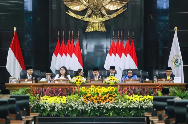 Ketua DPRD DKI Jakarta, Khoiruddin memimpin pelaksanaan rapat paripurna