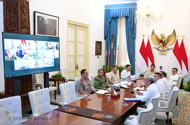Presiden Prabowo Subianto memimpin rapat terbatas membahas penanganan kebakaran hutan dan lahan (karhutla) secara hybrid dari Istana Merdeka, Jakarta, Senin, 12 Oktober 2026