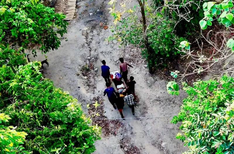 Kyar Soe, seorang komandan peleton pemberontak yang terluka, dibawa ke meja operasi