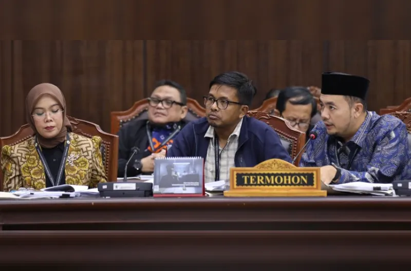 Mochammad Afifuddin Ketua KPU bersama Komisiner Idham Holik dan Iffa Rosita memberikan keterangannya pada pemeriksaan persidangan Perselisihan Hasil Pemilihan Umum, Rabu (23/09) di Ruang Sidang MK.
