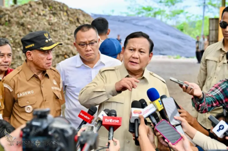 Presiden Prabowo Subianto memberikan keterangan pers usai meninjau Tempat Pengolahan Sampah Terpadu (TPST) Berwawasan Lingkungan dan Edukasi (BLE) di Kabupaten Banyumas, Jawa Tengah