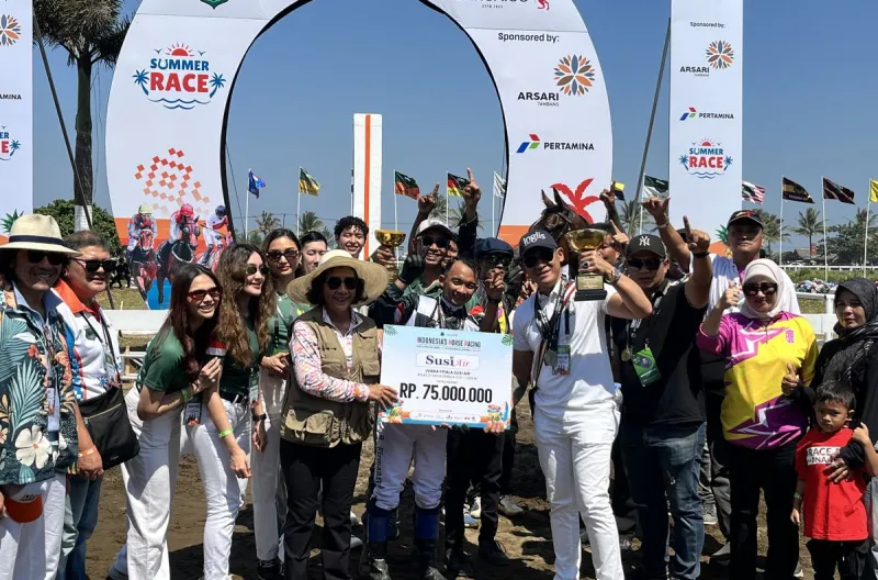 Susi Pudjiastuti berfoto bersama pemenang usai penyerahan hadiah pada Kejuaraan Nasional Seri I Indonesia Derby 2026 di Gelanggang Pacuan Kuda Legok Jawa, Pangandaran, Minggu (26/7/2026).