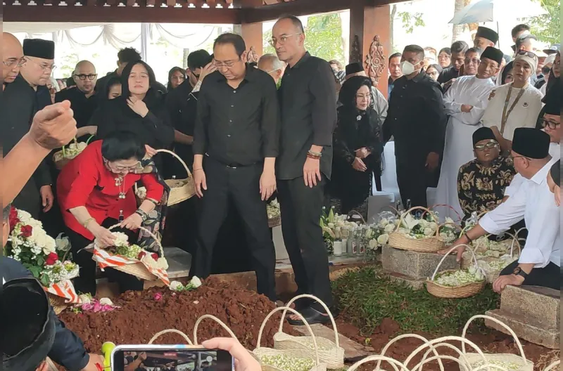 Megawati Soekarnoputri hadir dalam prosesi pemakaman dan menaburkan bunga di pusara adiknya.