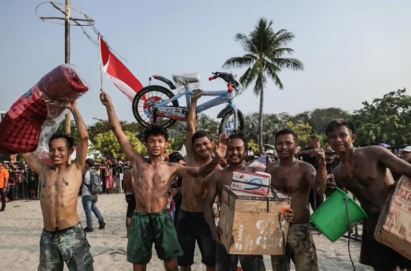 Para peserta menujukkan hadiah yang berhasil diperoleh.