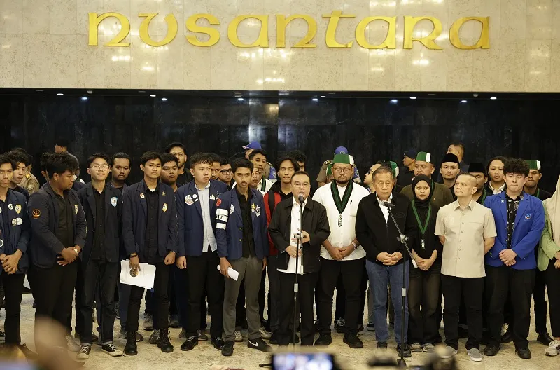Wakil Ketua DPR (Korpolkam) Sufmi Dasco Ahmad didampingi Wakil Ketua DPR (Korinbang) Saan mustopa serta beberapa anggota DPR, saat menerima perwakilan para mahasiswa yang berunjuk rasa di Kompleks Parlemen, Jakarta, Jumat (19/6/2026)