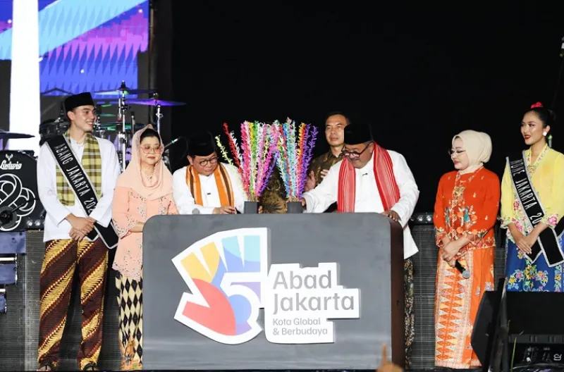 Gubernur dan Wakil Gubernur DKI Jakarta meluncurkan logo 5 Abad Jakarta secara simbolis