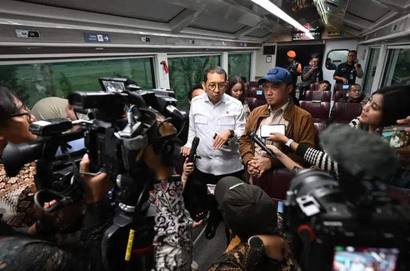 Menteri Sekretaris Negara Prasetyo Hadi menyampaikan keterangannya kepada awak media saat bertolak kembali ke Jakarta dengan menggunakan KA Nusantara Explorer dari Stasiun Batang, Kabupaten Batang, pada Kamis, 30 Juli 2026.