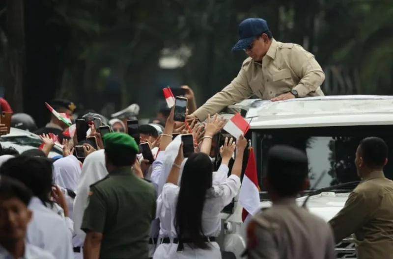 Hujan Tak Halangi Antusiasme Warga Sambut Kunjungan Presiden Prabowo di Bandung