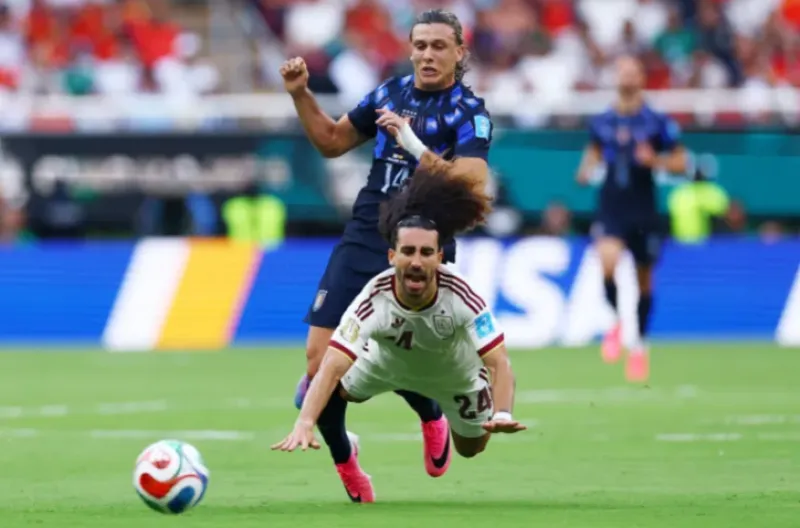 Marc Cucurella dari Spanyol beraksi bersama Agustin Canobbio dari Uruguay