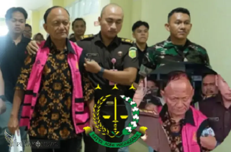 Penahanan - Aparat Penegak Hukum mengawal keluar tersangka kasus dugaan korupsi Perundang-undangan Majene inisial AA, keluar dari gedung kejaksaan tinggi Sulawesi Barat.
©PusakoNews.com/red