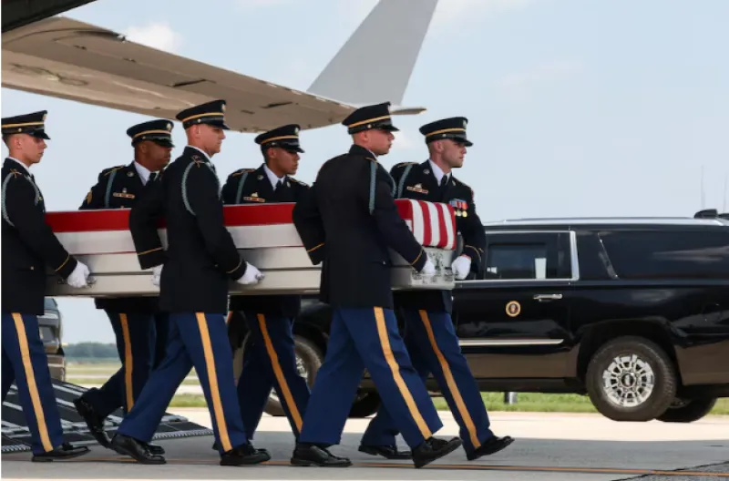 Presiden Amerika Serikat Donald Trump menghadiri prosesi pemulangan jenazah di Pangkalan Angkatan Udara Dover, Delaware