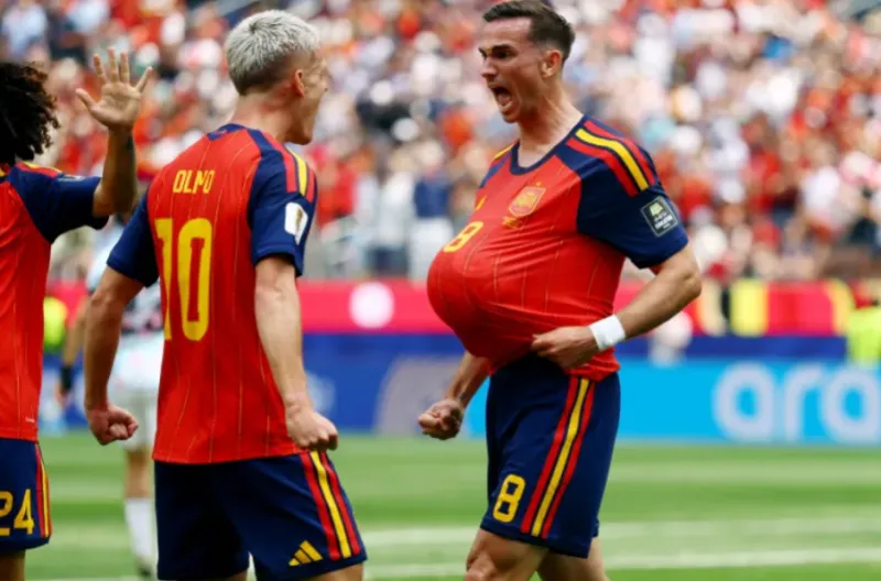 Fabian Ruiz dari Spanyol merayakan gol pertama mereka bersama Dani Olmo