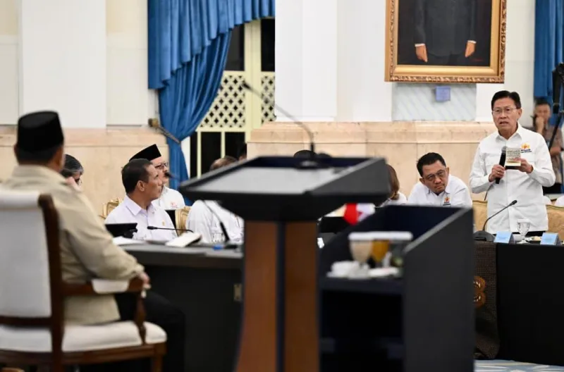 Wakil Ketua Umum Koordinator Bidang Luar Negeri Kamar Dagang dan Industri (Kadin) Indonesia, James Riady, berbicara dalam pertemuan Presiden Prabowo Subianto dengan pengusaha Kadin pusat dan daerah seluruh Indonesia di Istana Negara, Jakarta, pada Jumat,