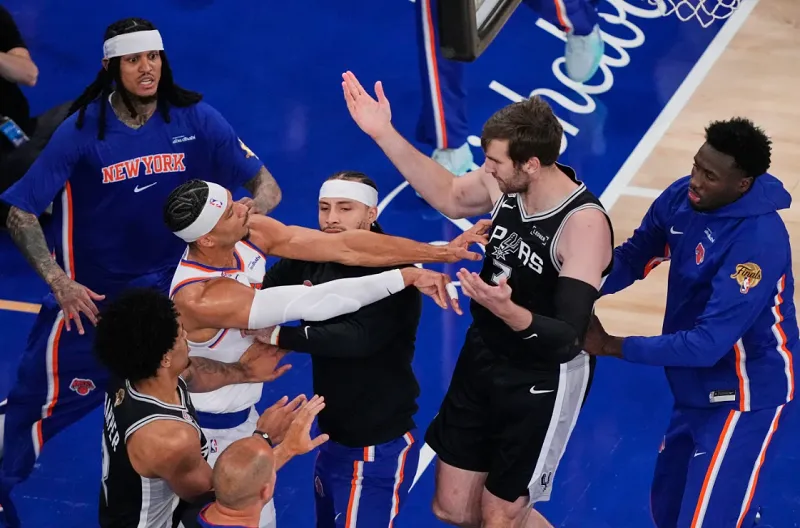 Pemain guard Knicks, Josh Hart, mendorong pemain Spurs, Luke Kornet, saat pertandingan ketiga memanas pada hari Senin