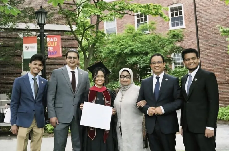 Anak sulung mantan Gubernur DKI Jakarta Anies Baswedan yakni Mutiara Baswedan sukses lulus dari Harvard Graduate School of Education