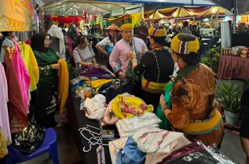 GEBU Minang Promosikan UMKM dan Budaya Minangkabau ke Kancah Internasional Lewat TOBC 4.0 di Malaysia GEBU Minang Promosikan UMKM dan Budaya Minangkabau ke Kancah Internasional Lewat TOBC 4.0 di Malaysia