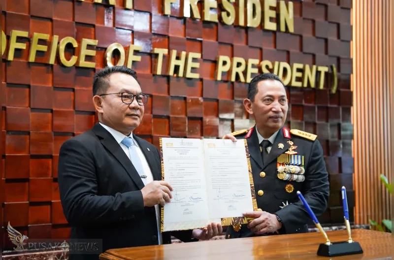 Jenderal Pol. Drs. Listyo Sigit Prabowo, M.Si. secara resmi menjabat Kepala Staf Kepresidenan Republik Indonesia, menggantikan Jenderal TNI (Purn.) Prof. Dr. Dudung Abdurachman yang dilantik sebagai Menteri Koordinator Bidang Politik dan Keamanan. Serah terima jabatan (sertijab) dilaksanakan pada Senin (5/10) di Gedung Bina Graha, Kompleks Istana Kepresidenan, Jakarta Pusat, dan dihadiri oleh jajaran pegawai Kantor Staf Presiden.