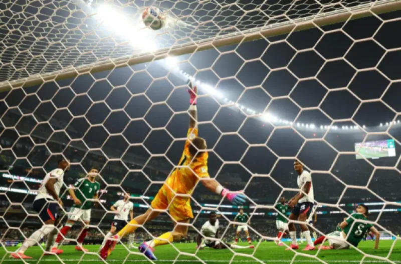 Julian Quinones dari Meksiko mencetak gol pertama mereka melewati kiper Inggris Jordan Pickford
