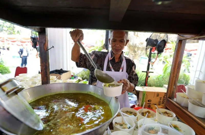 Beragam sajian kuliner disediakan untuk menemani masyarakat setelah mengikuti rangkaian upacara dalam suasana penuh kebersamaan pada peringatan Hari Ulang Tahun (HUT) ke-81 Kemerdekaan Republik Indonesia di Istana Kepresidenan Jakarta, Senin, 17 Agustus 2