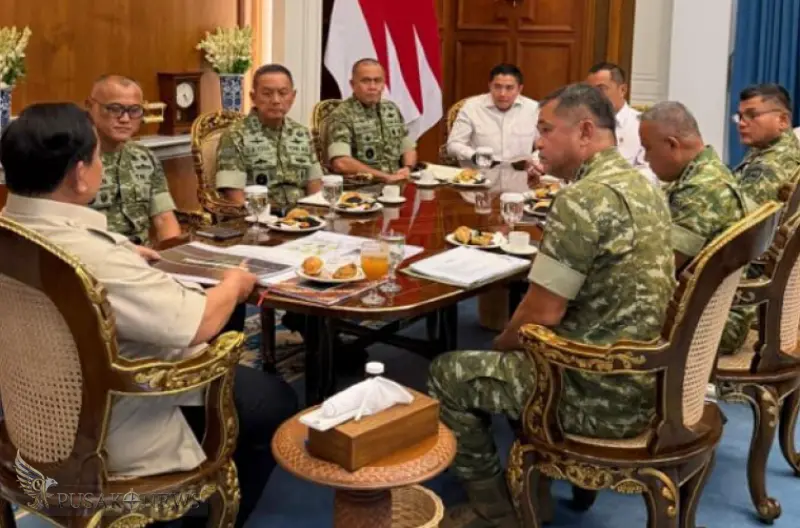 Presiden Prabowo Subianto menerima laporan dari Kepala Staf Angkatan Darat (KSAD) Jenderal TNI Maruli Simanjuntak di Komplek Istana Kepresidenan 16/04/2026